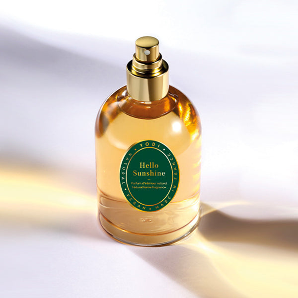 Spray parfum d'intérieur Hello Sunshine Yodi, flacon ambré dans la lumière