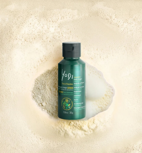 Nettoyant visage en poudre Nutrition & Douceur Yodi au trio d'huiles, posé sur sa poudre et sa mousse
