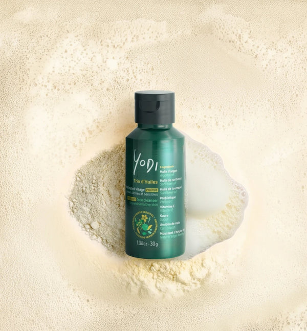 Nettoyant visage en poudre Nutrition & Douceur Yodi au trio d'huiles, posé sur sa poudre et sa mousse