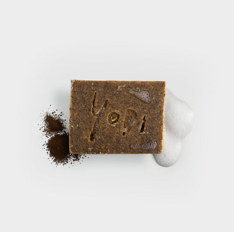 savon scrub intense avec marc de café et mousse à côté, pour exfoliation à l'huile de café, ingrédients 100% naturels, marque yodi