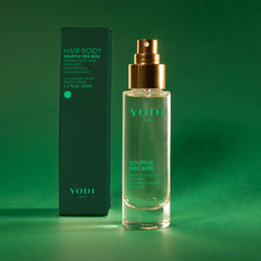 Brume parfumée cheveux et corps Souffle des Bois Yodi 50 ml avec son étui, sur fond vert
