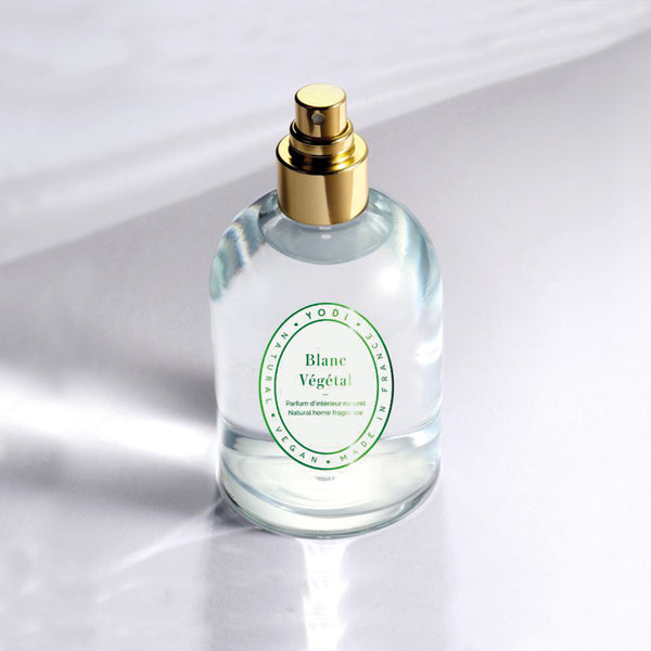 Spray parfum d'intérieur Blanc Végétal Yodi, flacon en verre sur fond clair