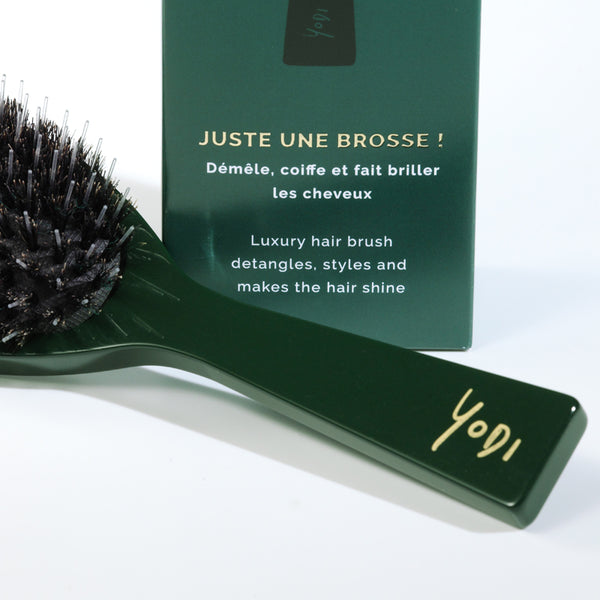 Brosse à cheveux Yodi devant son étui vert « Juste une brosse ! »