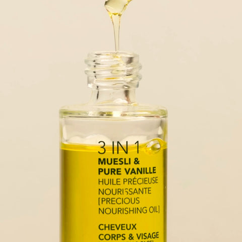 Huile Précieuse Nourrissante Yodi Muesli & Pure Vanille, goutte d'huile tombant dans le flacon