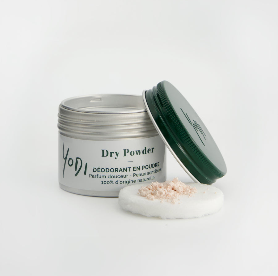 Déodorant en poudre Dry Powder Peaux Sensibles Yodi, boîte ouverte et houppette