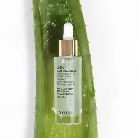 Sérum Aloe Hyalurane 3-en-1 Yodi posé sur une feuille d'aloe vera