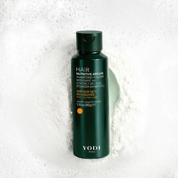 Shampoing en poudre Nutrition & Protection Yodi Nutritive Argan, flacon posé sur sa poudre et sa mousse