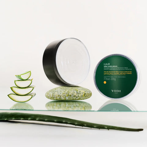 Masque Idéal Aloe Argan Yodi posé sur une étagère avec des tranches d'aloe vera