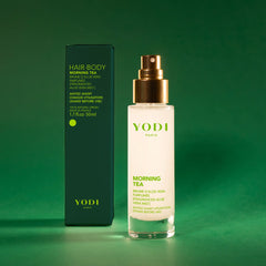 Brume parfumée cheveux et corps Morning Tea Yodi 50 ml avec son étui, sur fond vert