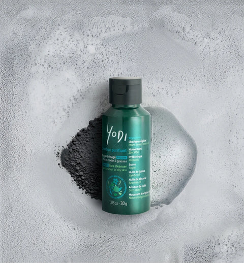 Nettoyant visage en poudre Anti-Imperfections Yodi au charbon végétal, posé sur sa poudre et sa mousse