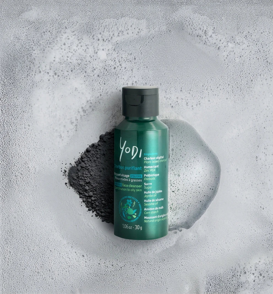 Nettoyant visage en poudre Anti-Imperfections Yodi au charbon végétal, posé sur sa poudre et sa mousse