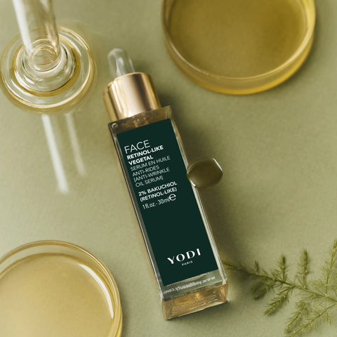 Sérum en huile Anti Rides Yodi au rétinol végétal (2 % bakuchiol), flacon posé parmi les huiles