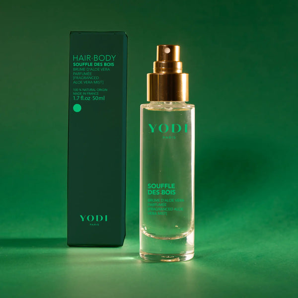 Brume parfumée cheveux et corps Souffle des Bois Yodi 50 ml avec son étui, sur fond vert